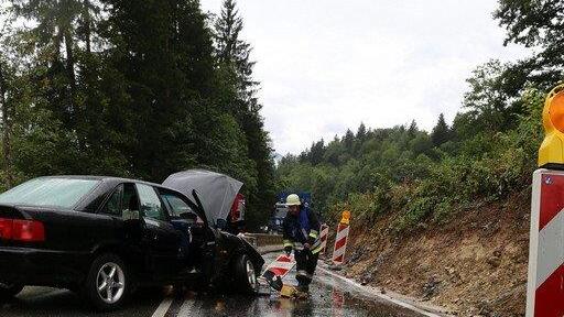 Pkw prallt in Betonleitwand