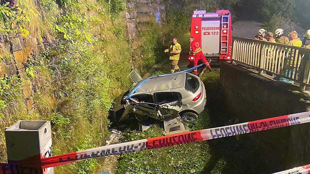 Auto nach Crash in Taxenbach zerstört: Lenker verletzt ins Krankenhaus gebracht