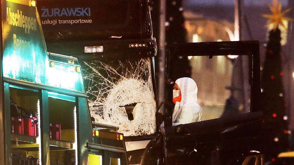 Lkw rast in Weihnachtsmarkt: Spurensicherung
