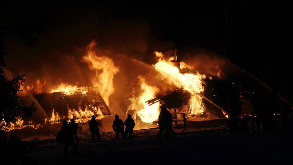 Ederalm in Saalbach-Hinterglemm in Vollbrand, III