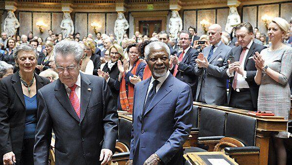 Annan am Tag nach dem Opernball im Parlament