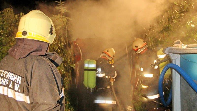 Geräteschuppen in Flammen
