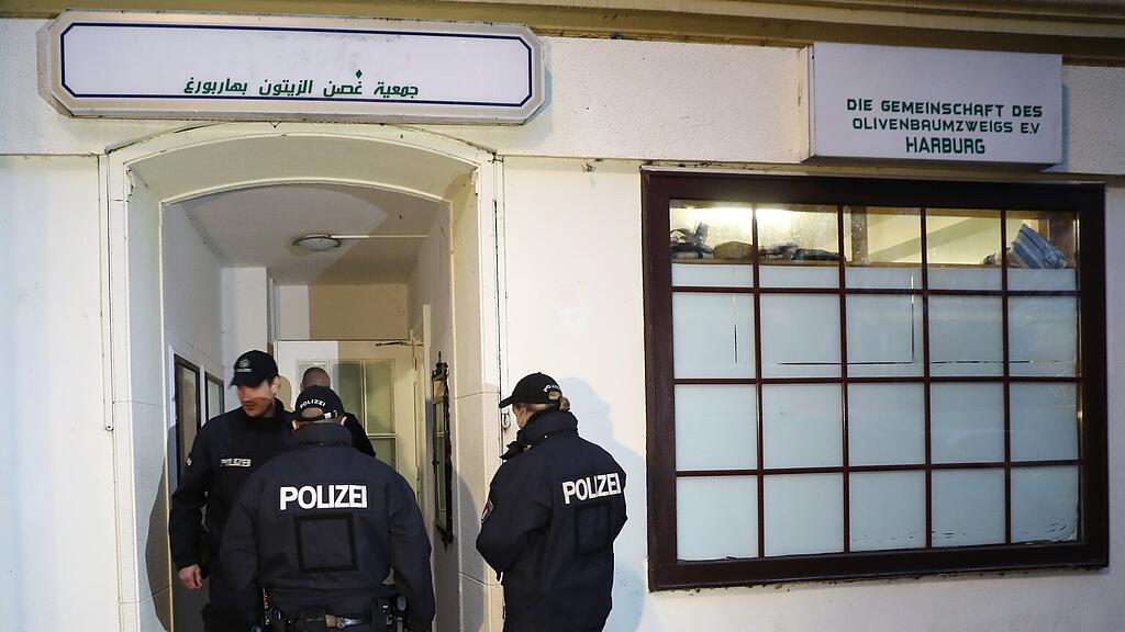 Mit einer Großrazzia ist die Polizei am frühen Dienstagmorgen gegen mutmaßliche Unterstützer des Islamischen Staats vorgegangen.