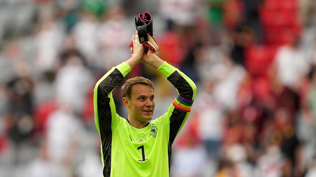 Manuel Neuer tr\u00e4gt Regenbogen-Binde