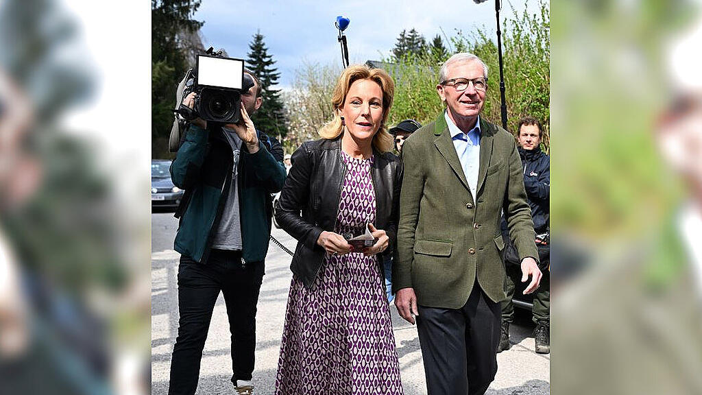 Salzburg-Wahl: Haslauer bei Stimmabgabe