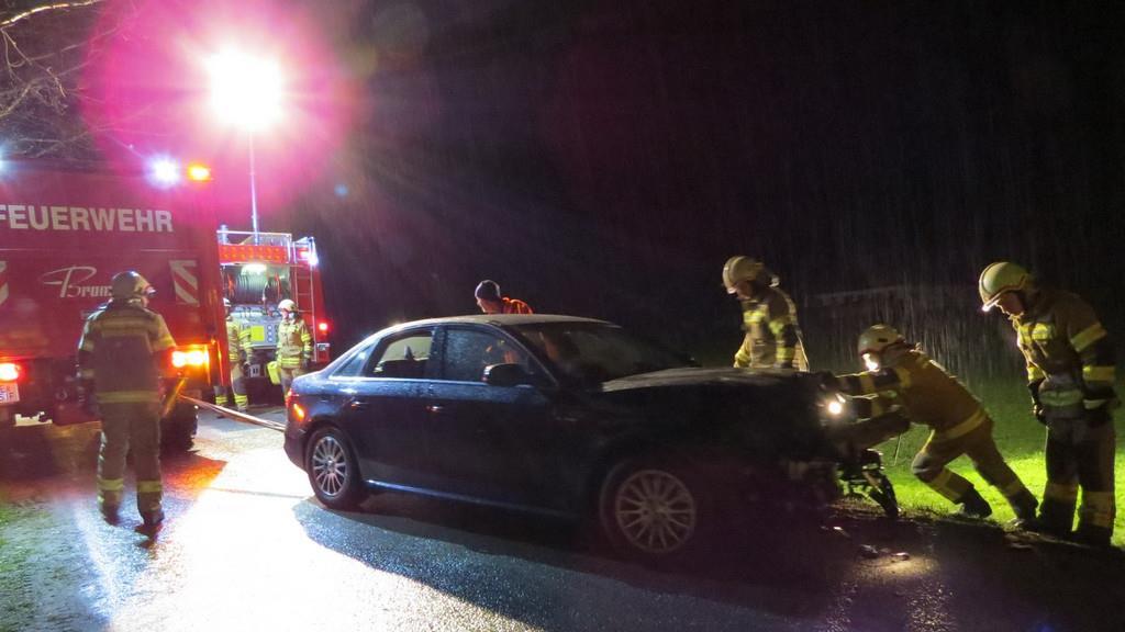 Auto knallt in Bramberg gegen Baum