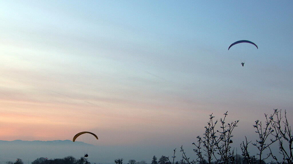 1. Adventlichterlflug der Paragleiter \u00fcber der Stadt Salzburg