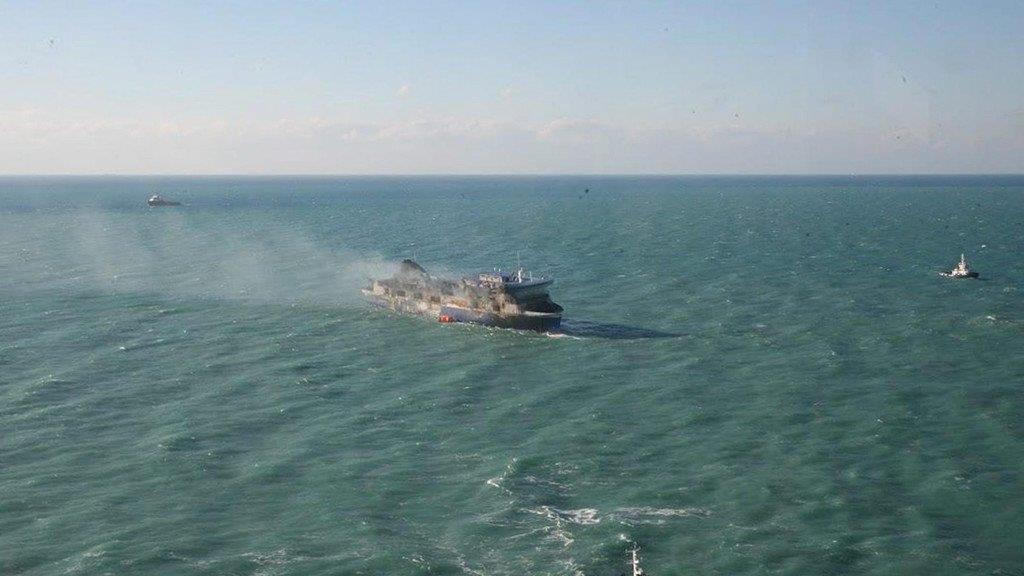 Norman Atlantic: Fähre wird abgeschleppt, Passagiere kommen an