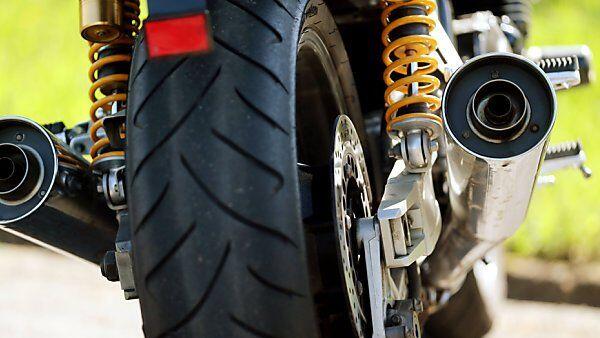 Motorrad braucht länger als Wohnwagengespann zum Stillstand
