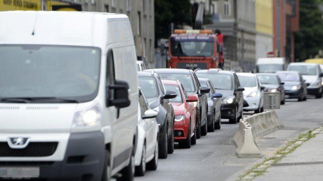 Ein 700-Euro-Parkticket soll nach Vorstellungen der Stadt Salzburg die Pendler zum Umstieg auf Öffis bewegen (Symbolbild).