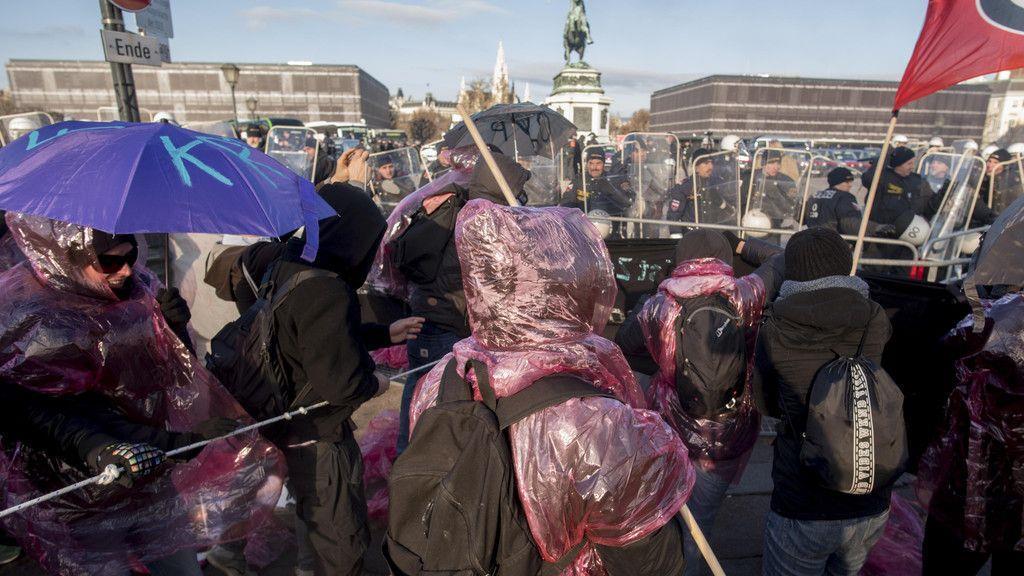Demonstration gegen neue ÖVP/FPÖ-Regierung in Wien