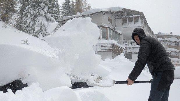 Wintereinbruch in Salzburg - Schnee auf der A10 und am Katschberg
