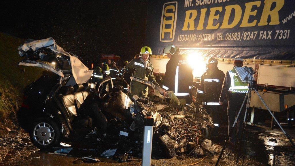 Zwei Tote bei Crash auf B178 in Tirol