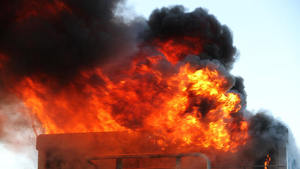 Nu\u00dfdorf: Lkw-Anh\u00e4nger in Vollbrand