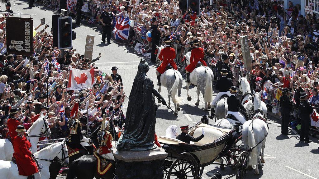 Royale Hochzeit: Schillernde Kutschfahrt durch Windsor
