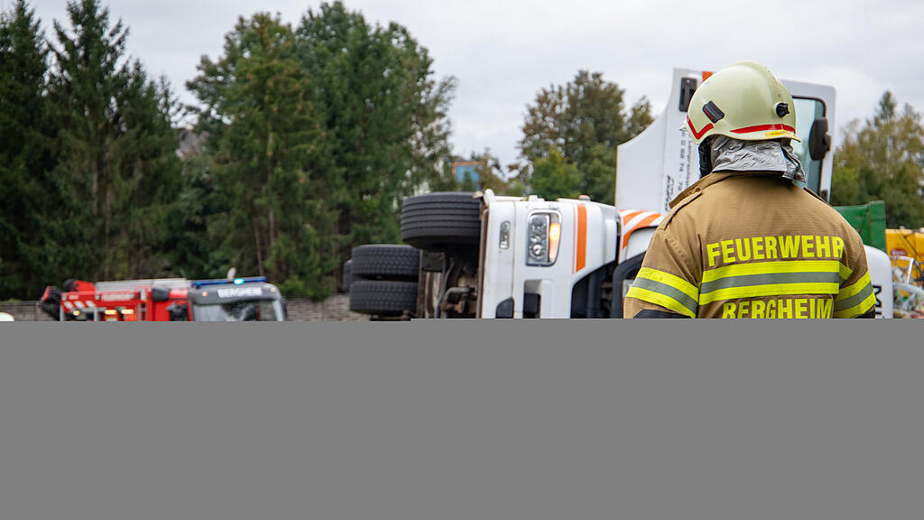 B156: Lkw in Bergheim umgekippt
