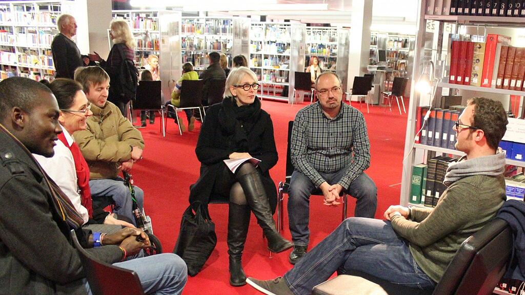 Hühnerzüchter Hörbst als "lebendiges Buch" in der Salzburger Stadtbibliothek im Kreis seiner ZuhörerInnen.