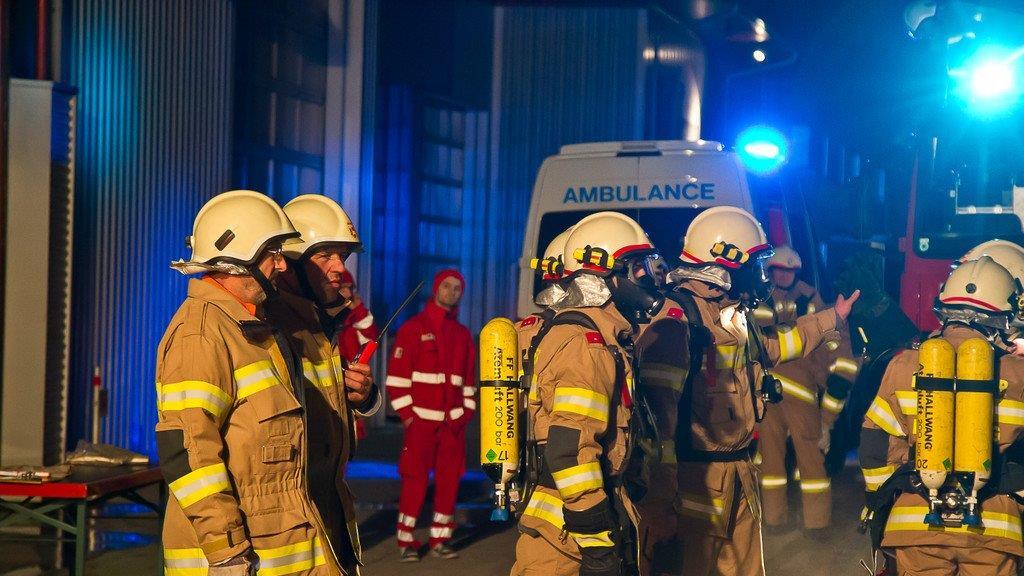 Brand im Gewerbegebiet von Hallwang I