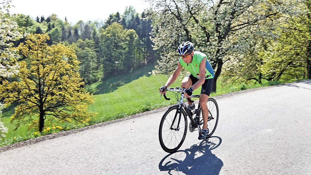 Der Radfahrer kam zu Sturz und erlitt dabei schwere Verletzungen.