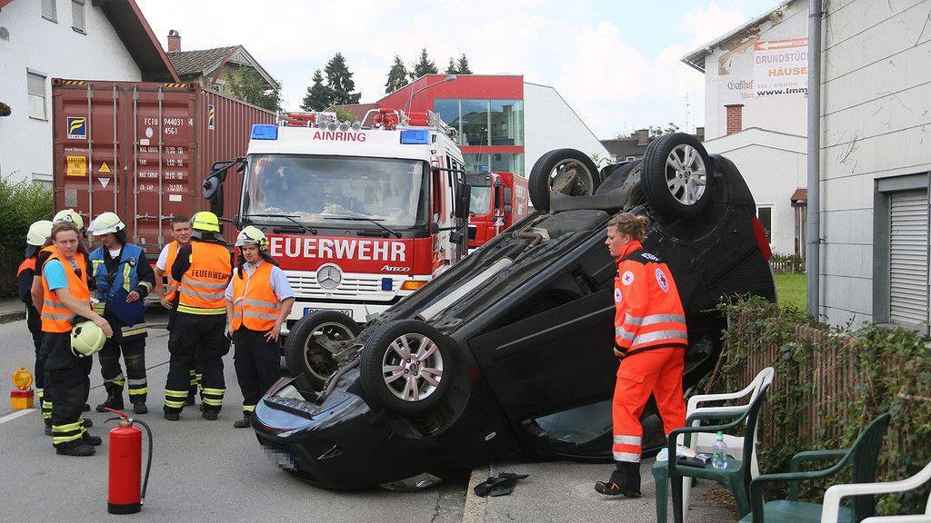 Pkw-Überschlag nach Kollision zweier Autos auf B20 in Hammerau