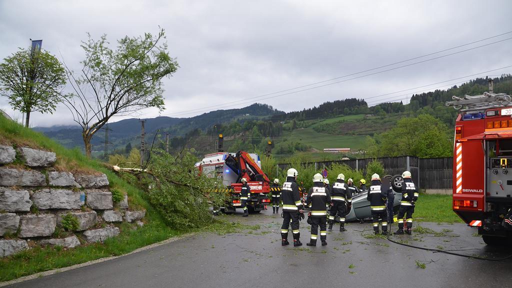 St. Johann: Pkw-Überschlag auf B311
