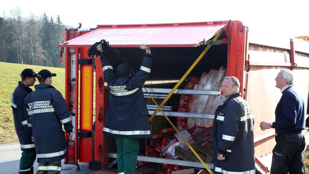 Bier-Lkw kippt um