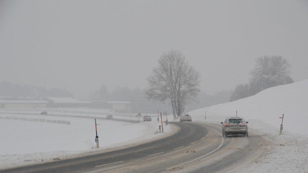 Schneefahrbahn auf den Straßen