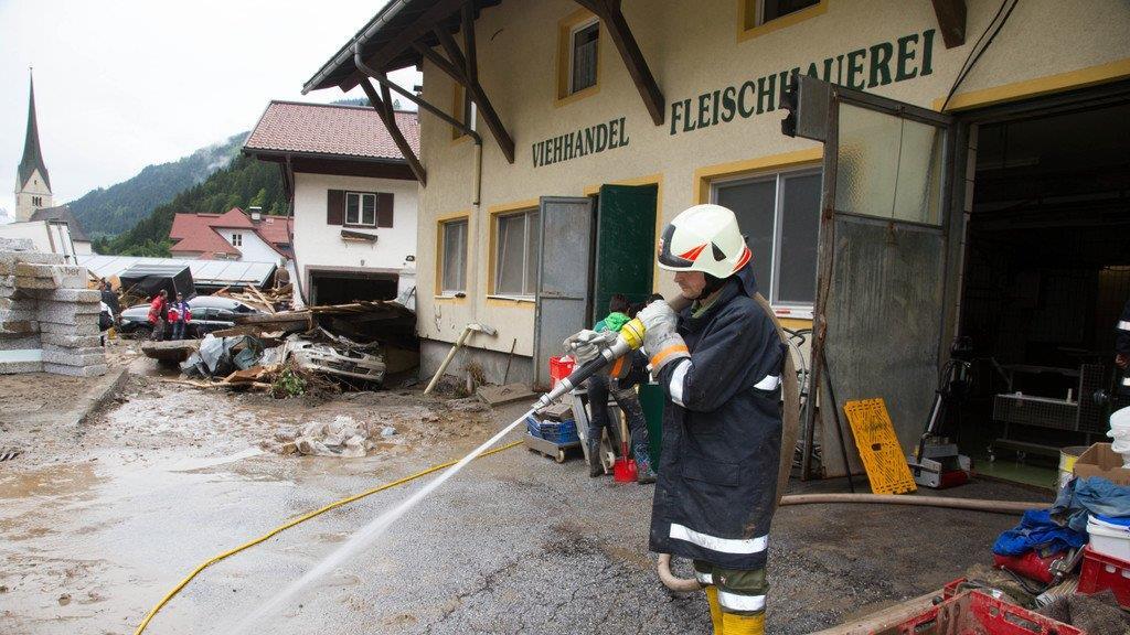 Aufräumarbeiten in Hüttau