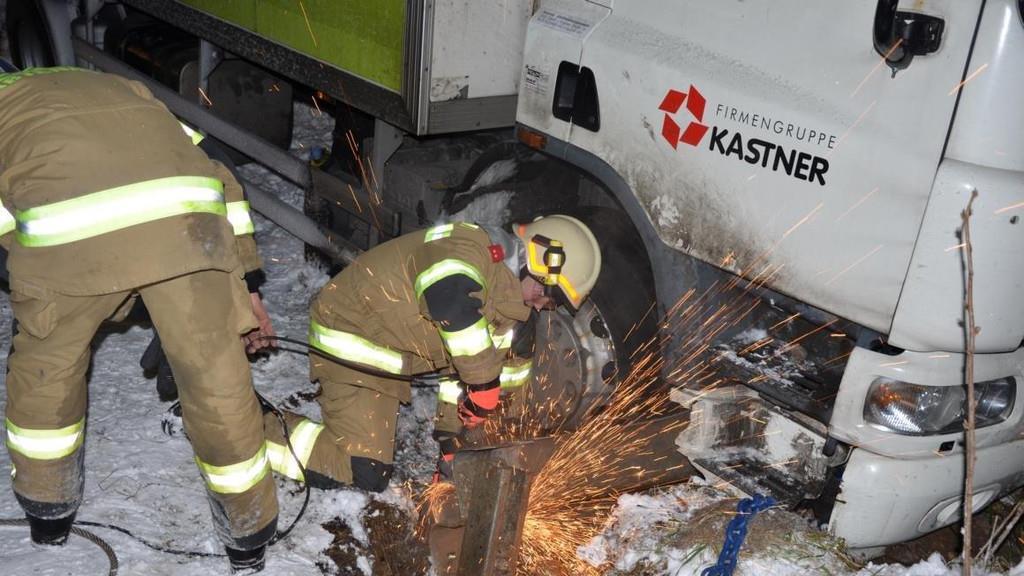 Lkw auf B166 beinahe abgestürzt