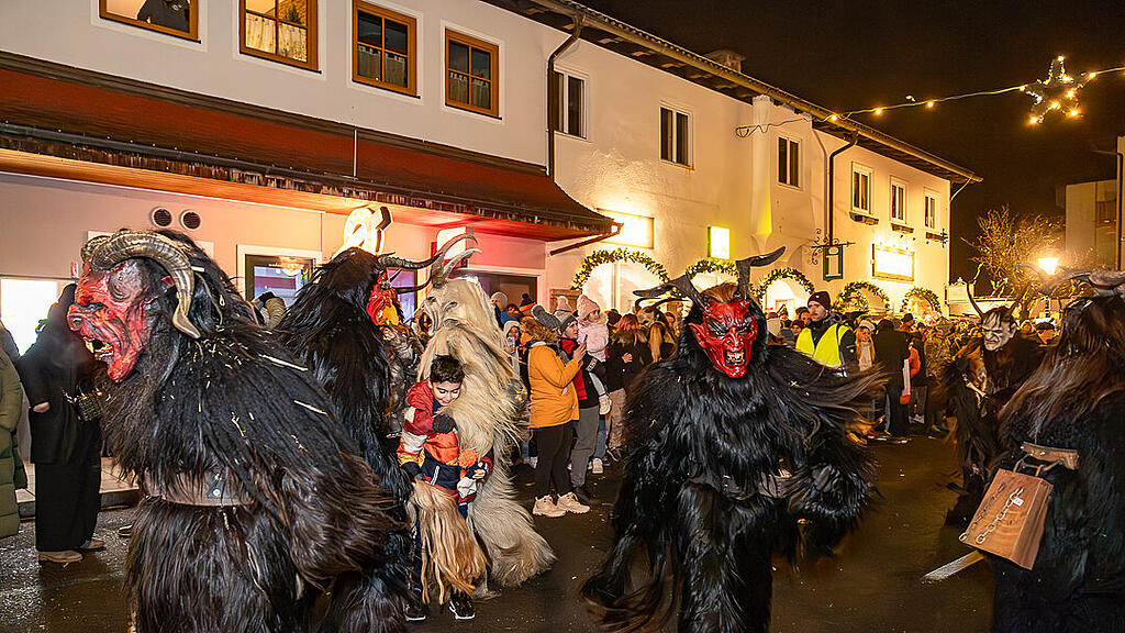Krampuslauf im Ortszentrum, Großgmain
