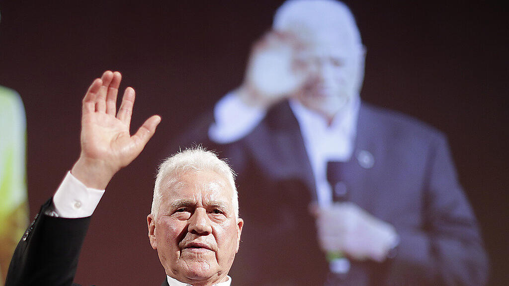 Frank Stronach wird von der Verteidung seiner Tochter belastet