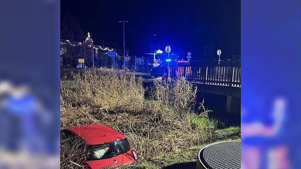 Auto landet in Obertrum in Graben