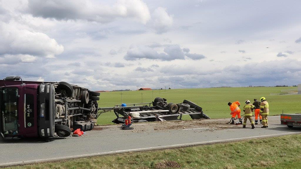 Niklas: Lkw kippt auf B156 um