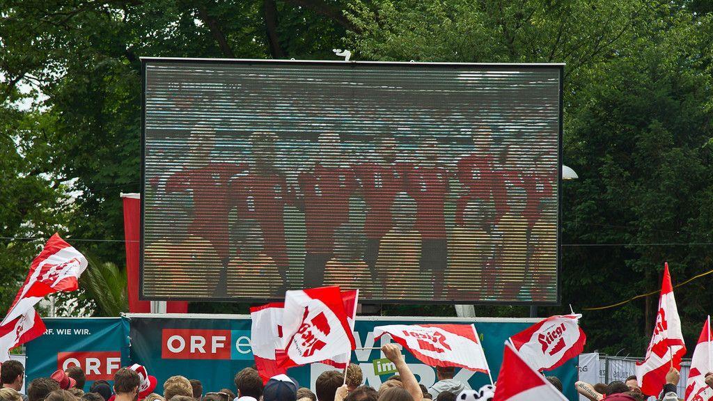Volle Fan-Zone im Volksgarten