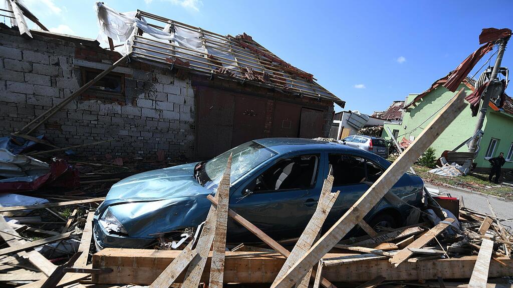 Sch\u00e4den nach Tornado in Tschechien