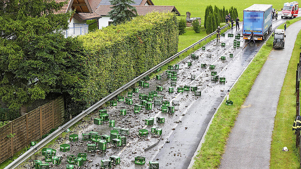 Lkw verliert Bierkisten
