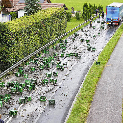 Lkw verliert Bierkisten