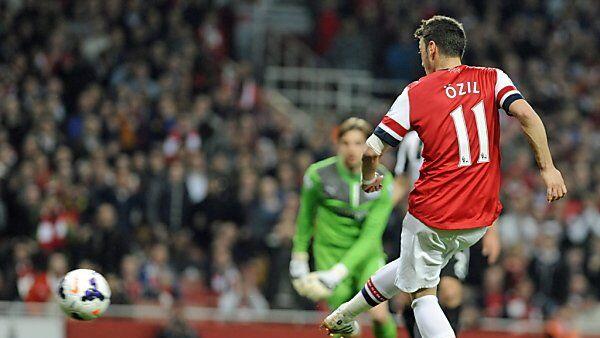 Mesut Özil bei seinem Treffer zum 2:0