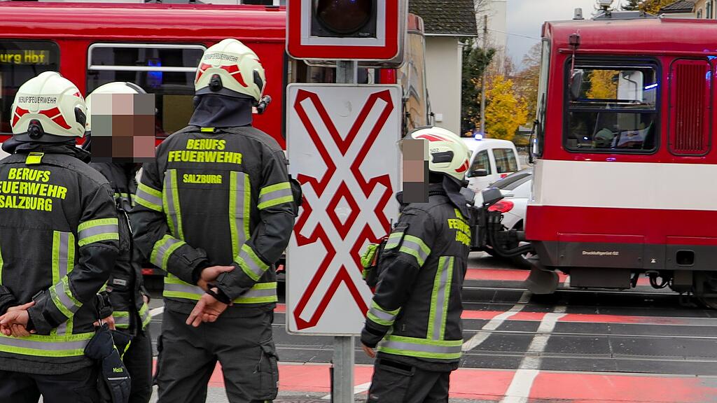 Lokalbahn und Pkw kollidieren in der Stadt Salzburg