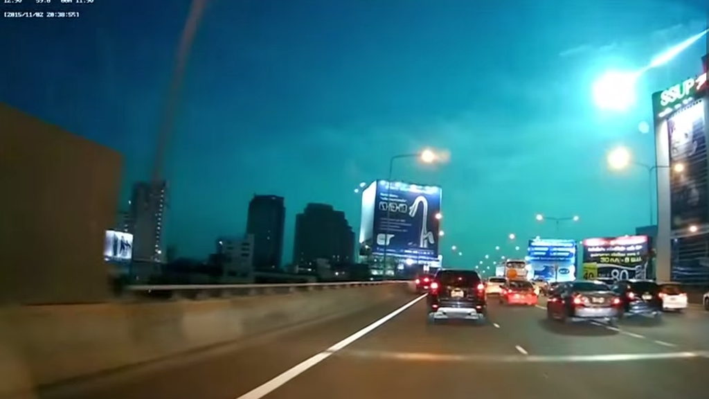 Der Himmel über Bangkok leuchtete.