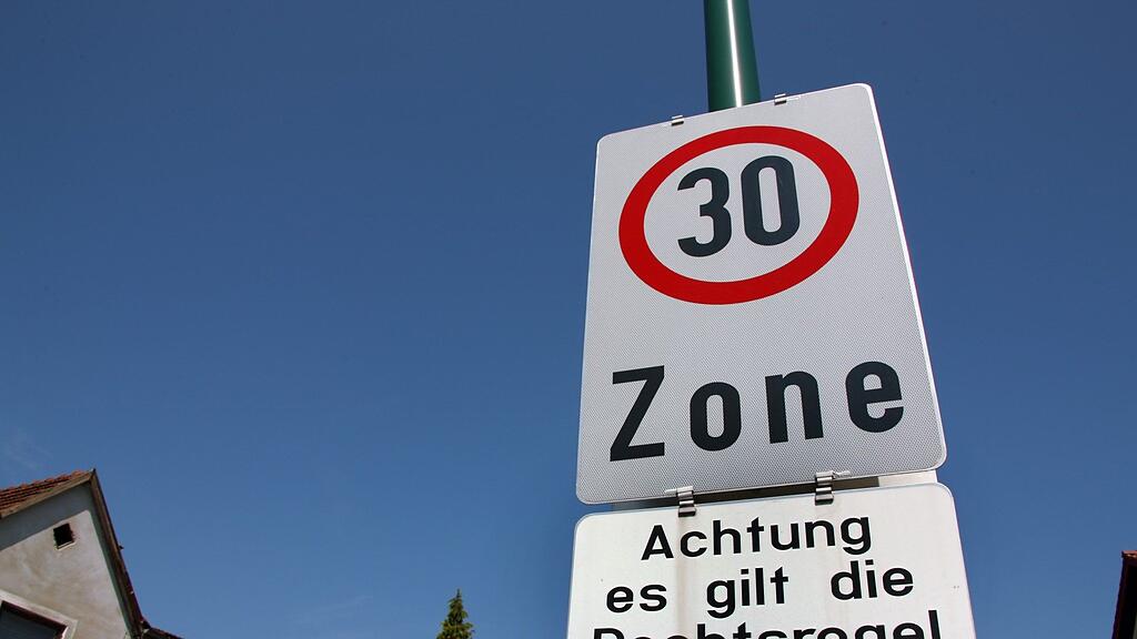 Ein Tempolimit von 30 km/h würde den Verkehrslärm deutlich reduzieren.
