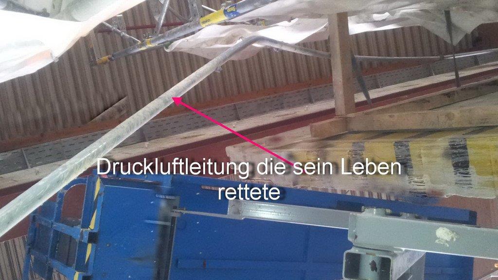 Arbeiter stürzt von Hebebühne