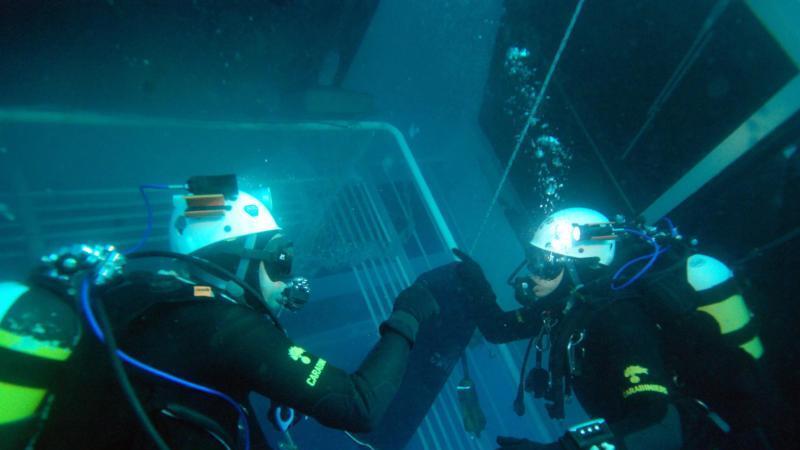 Taucher erkunden Wrack der Costa Concordia