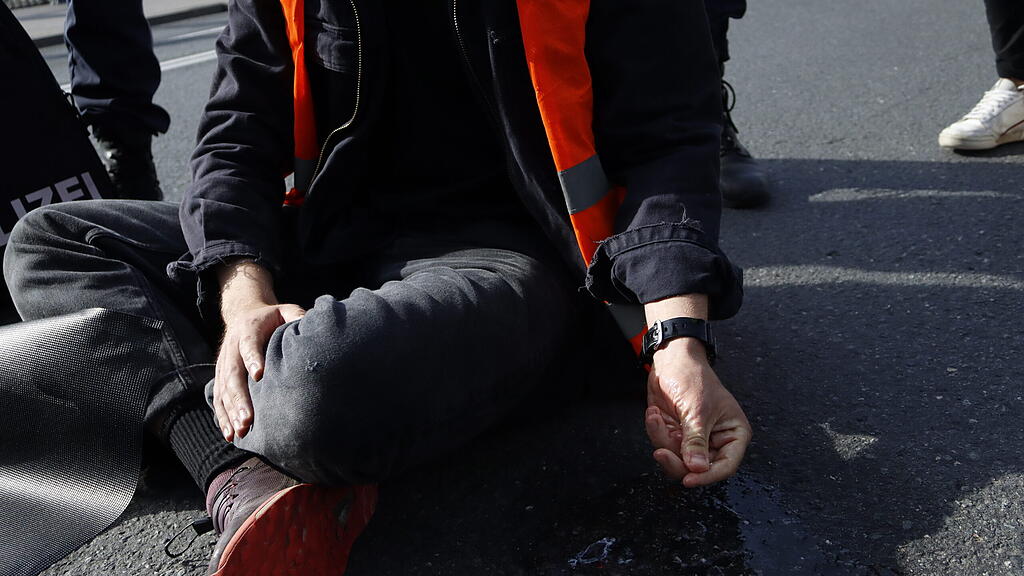 Polizei l\u00f6st Klebe-Aktion auf