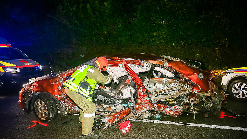 Pkw bei Crash in Helpfau-Uttendorf seitlich aufgerissen