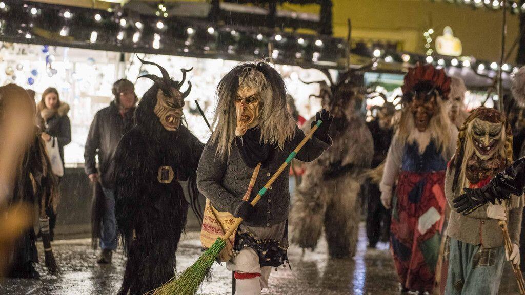 Zahlreiche mythische Figuren streiften am Donnerstag über den Salzburger Christkindlmarkt.
