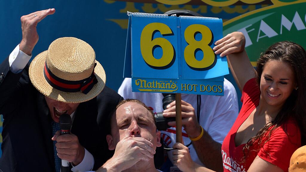 Joey Chestnut verschlingt 83 Hotdogs in 10 Minuten