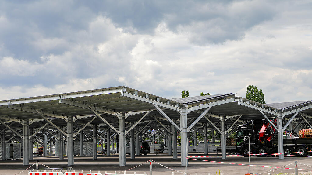 Photovoltaik-Carport-Anlage vor Red-Bull-Arena