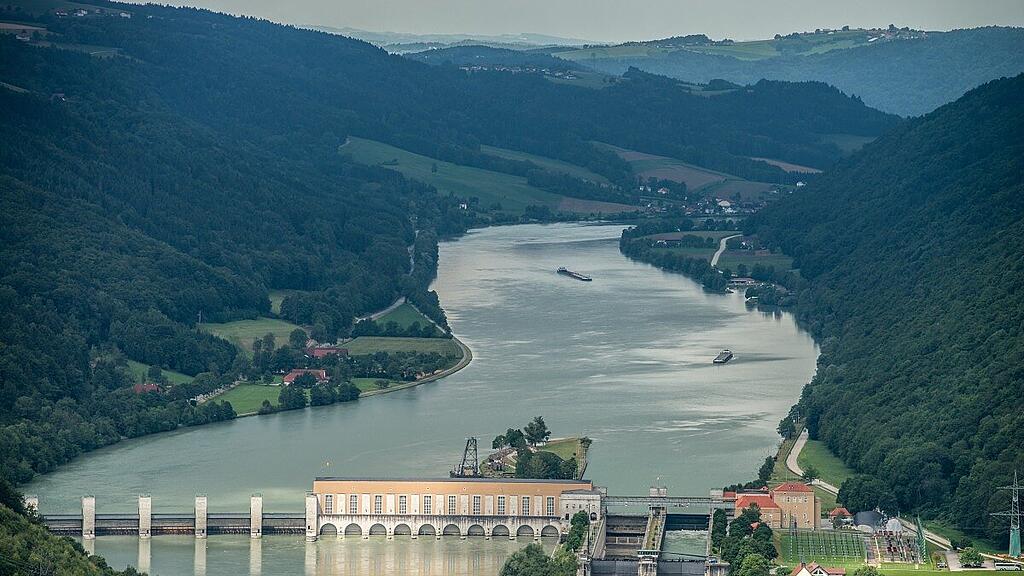 Das Donaukraftwerk Jochenstein an Grenze von Bayern zu Österreich