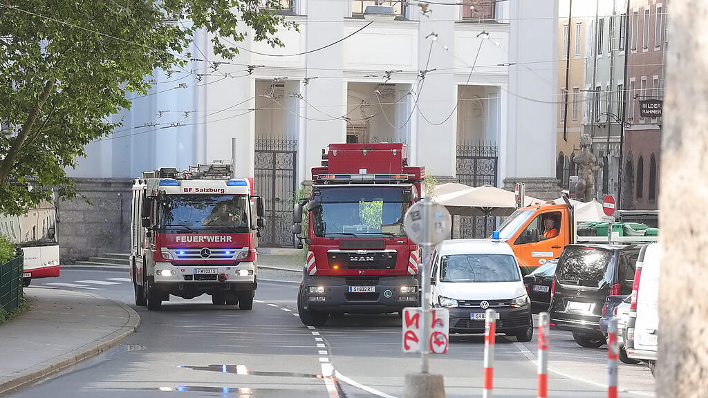 Lkw steckt in Klausentor fest